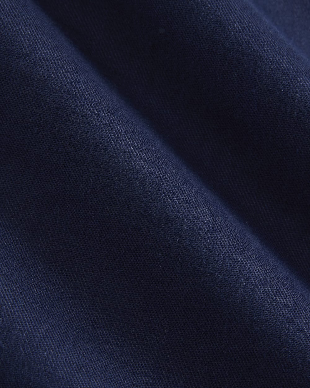 Wide-Leg Belted Pant in Stretch Linen in Navy — detail view