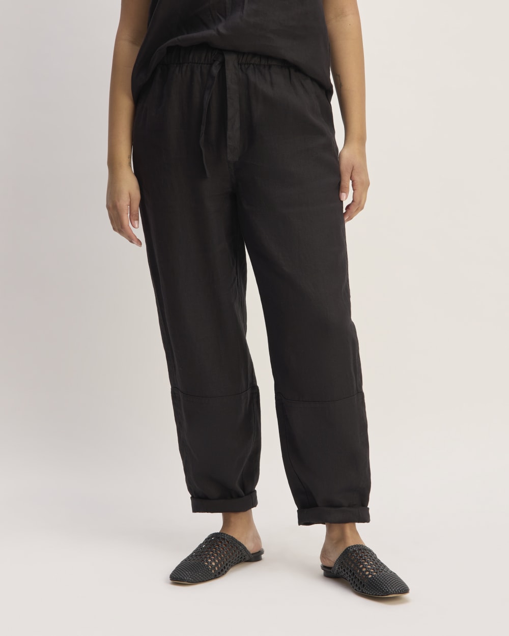 The Linen Pull-On Barrel Pant in Black — detail view