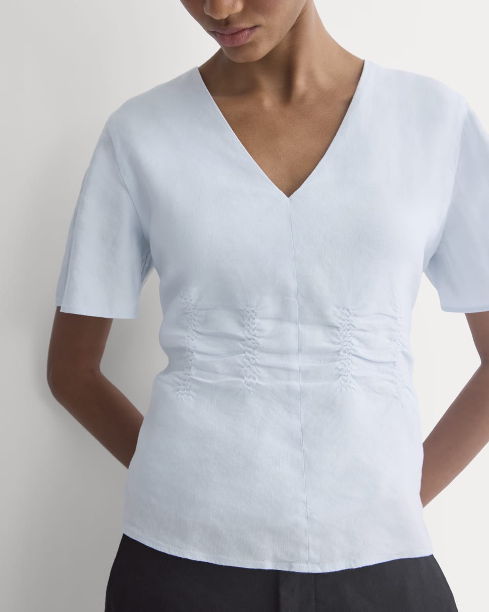 Cinched Top in Stretch Linen in Skywriting — detail view