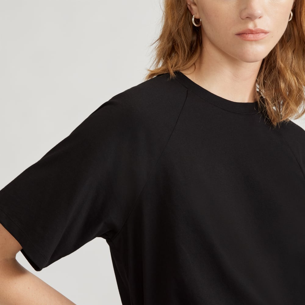 The Organic Cotton Raglan Tee in Black — detail view