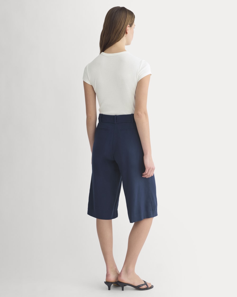 Long Tailored Short in Stretch Linen in Navy — detail view