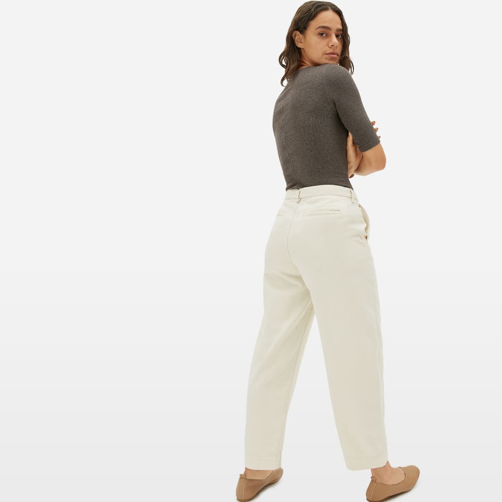 The Luxe Micro-Rib Scoop-Neck Tee in Heathered Fatigue — detail view