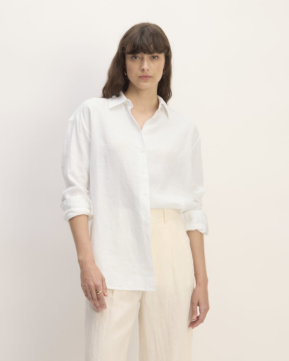 The Boyfriend Shirt in Linen in White — front view