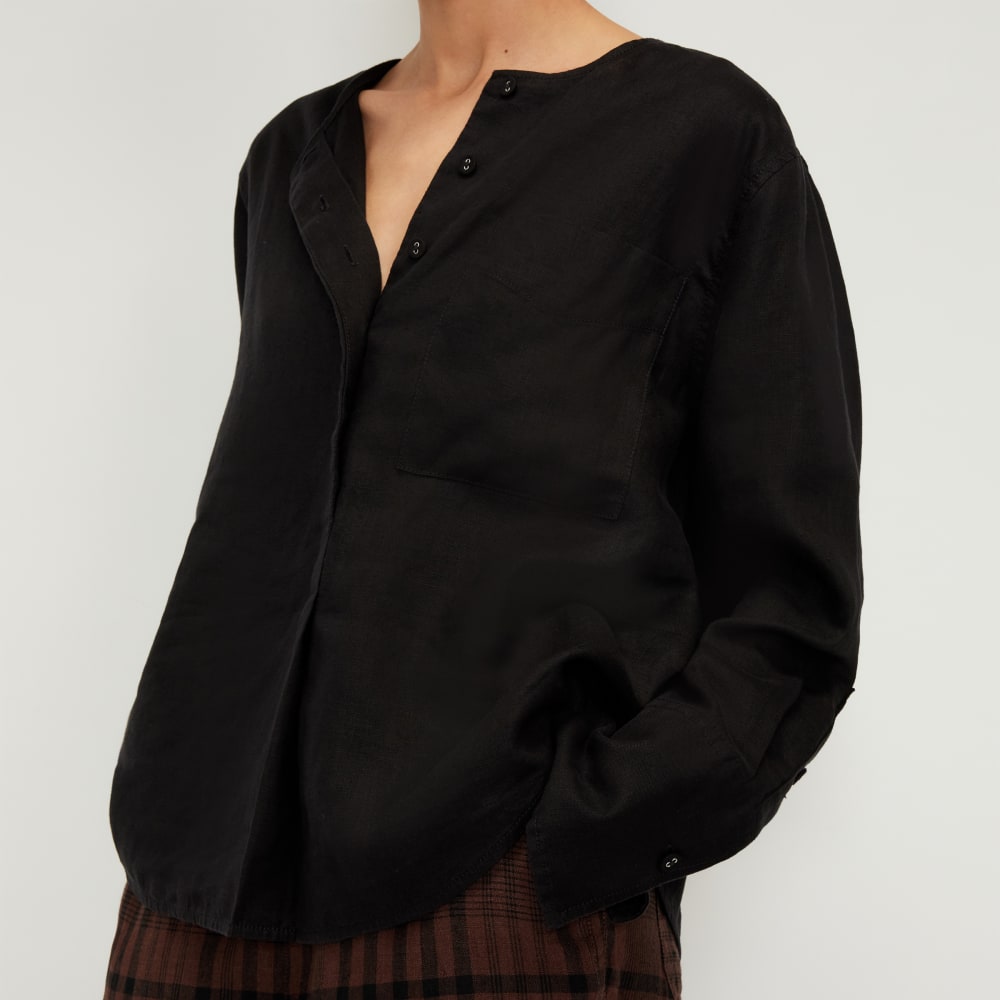 The Linen Popover Shirt in Black — detail view