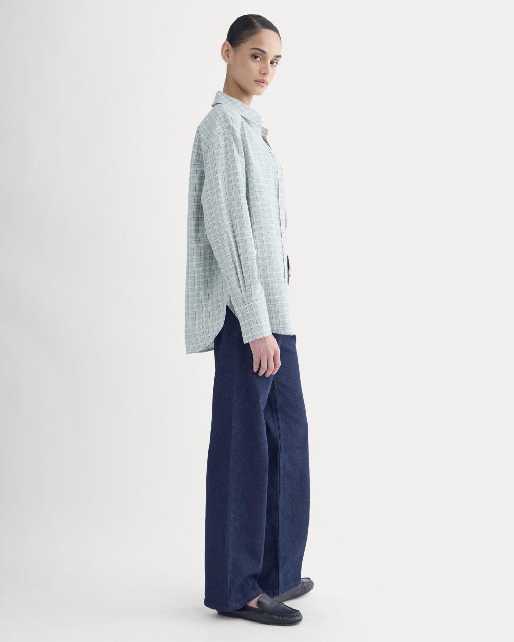 Everyday Shirt in Silky Cotton in Gray Mist — detail view