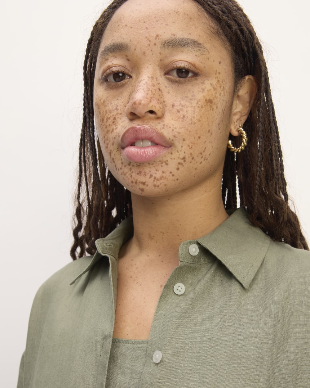 The Boyfriend Shirt in Linen in Sage Green — detail view