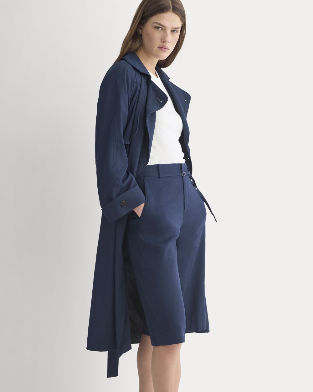 Long Tailored Short in Stretch Linen in Navy — detail view