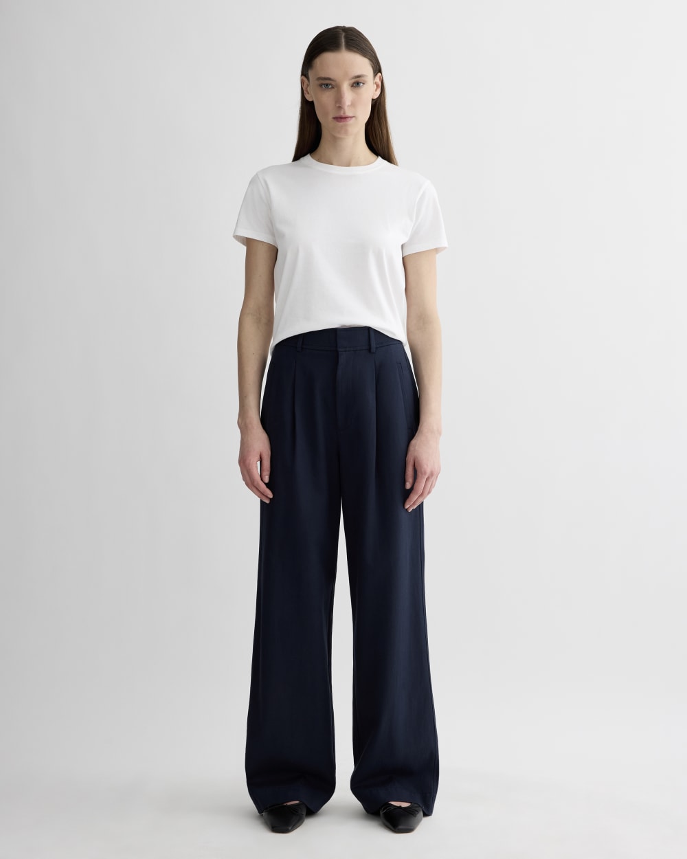 The Draper Pleated Pant in Buttersmooth in Navy — front view