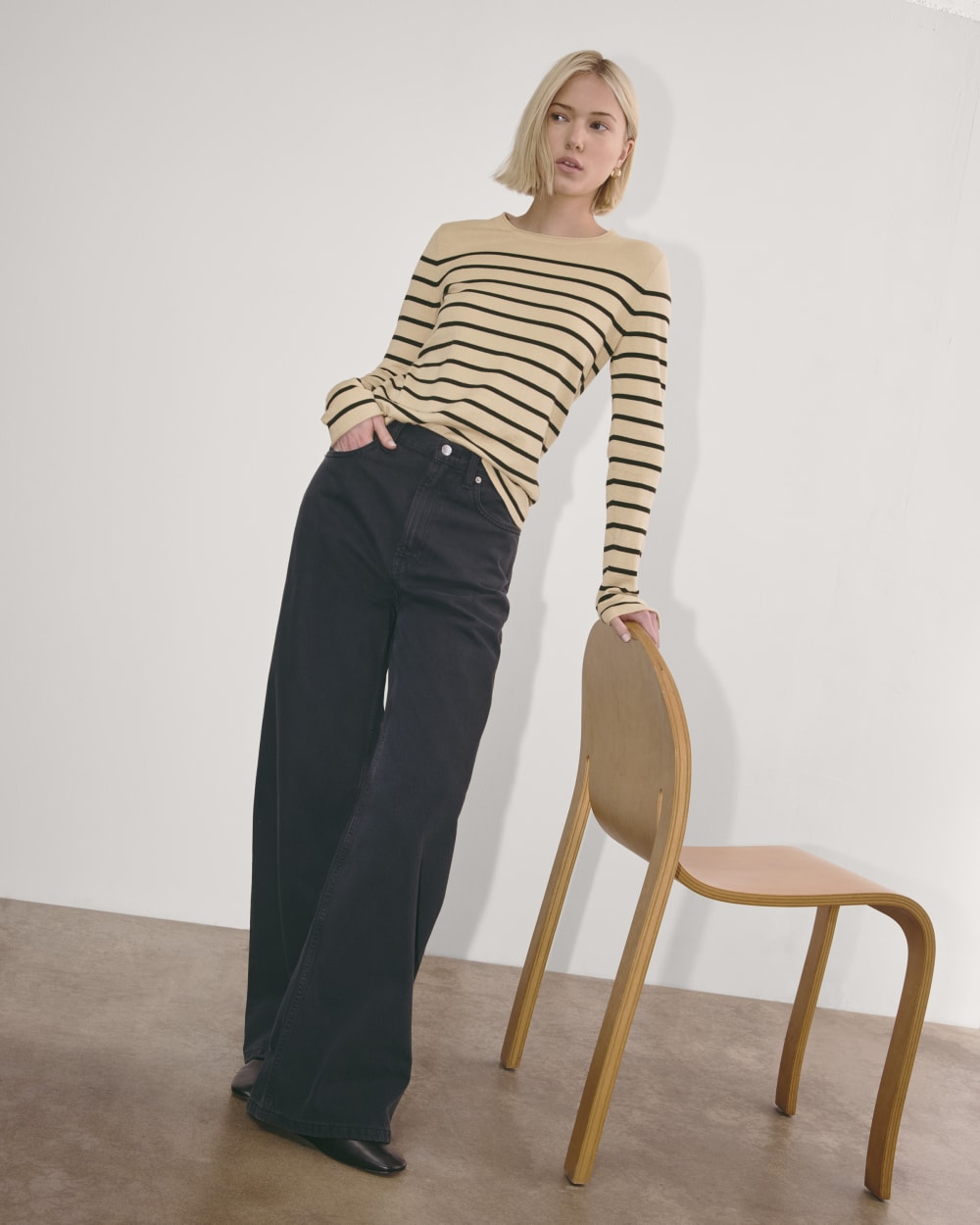 The Crew in Cotton Cashmere in Powder / Black — detail view