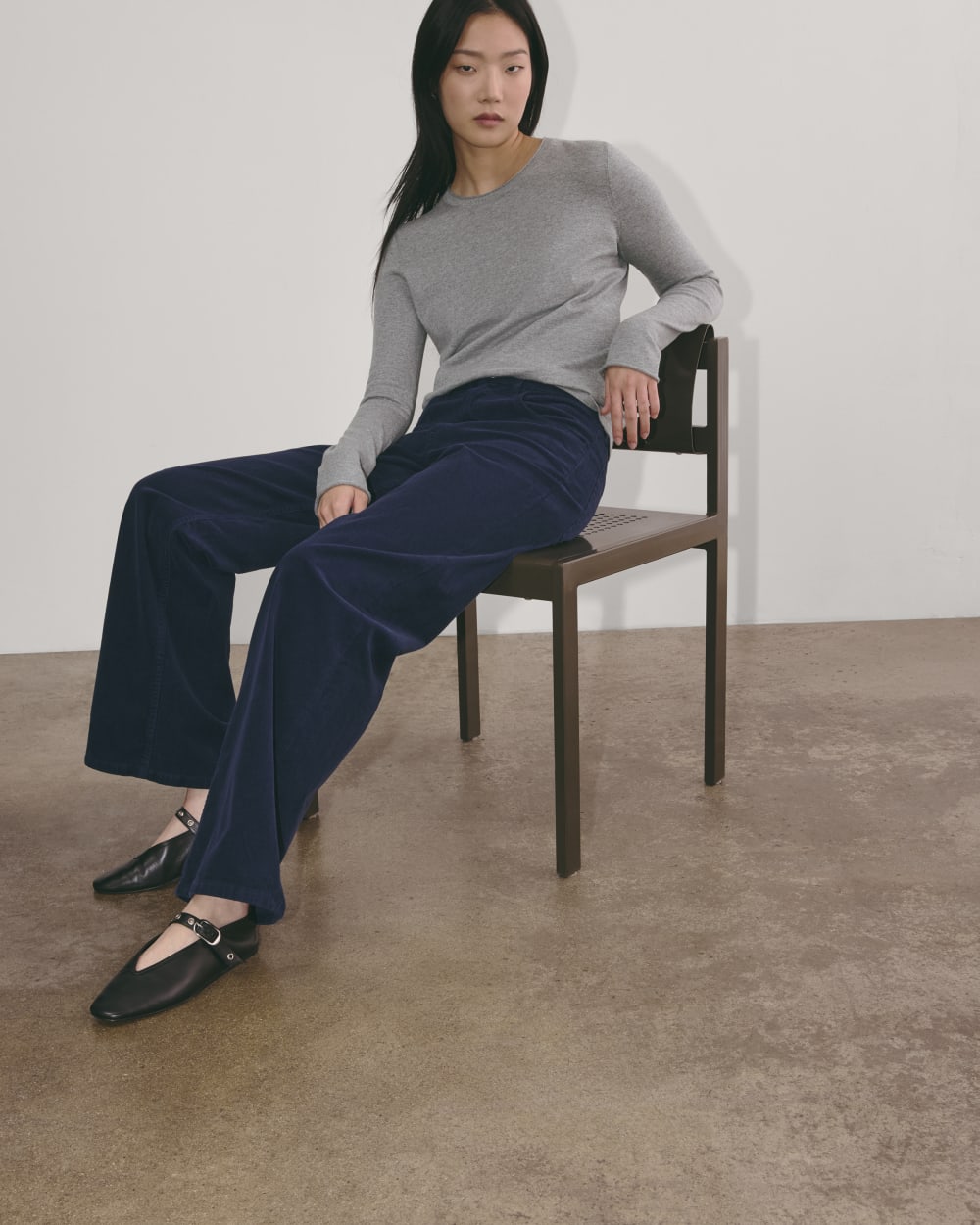 The Crew in Cotton Cashmere in Heather Charcoal — detail view
