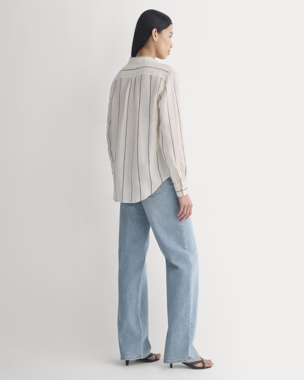 The Must-Have Shirt in Linen in Gardenia/Meteorite — detail view