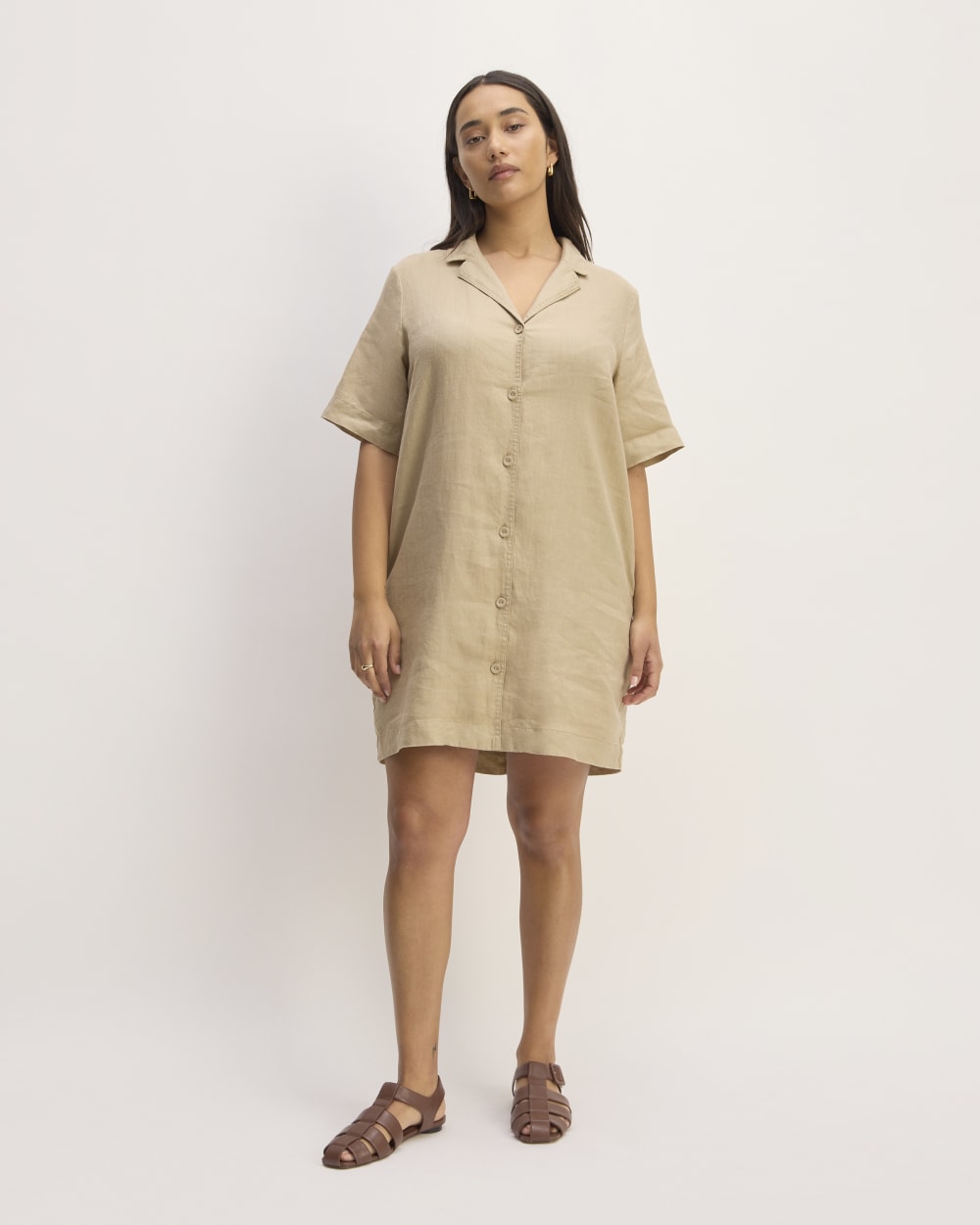 The Shirtdress in Linen in Trench Coat Khaki — front view