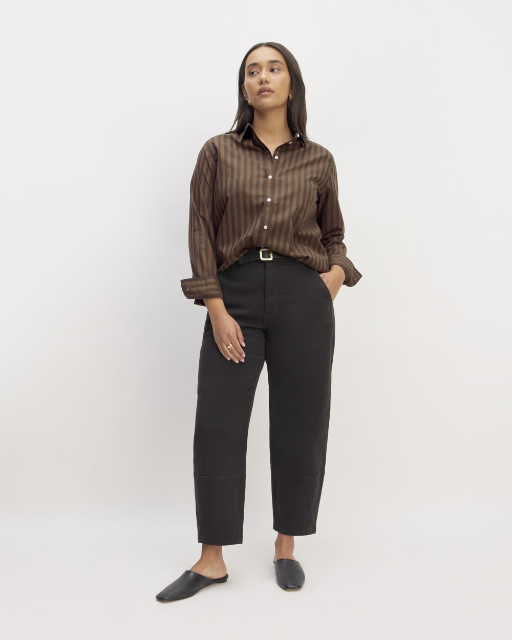 The Must-Have Shirt in Silky Cotton in Cocoa / Black — detail view
