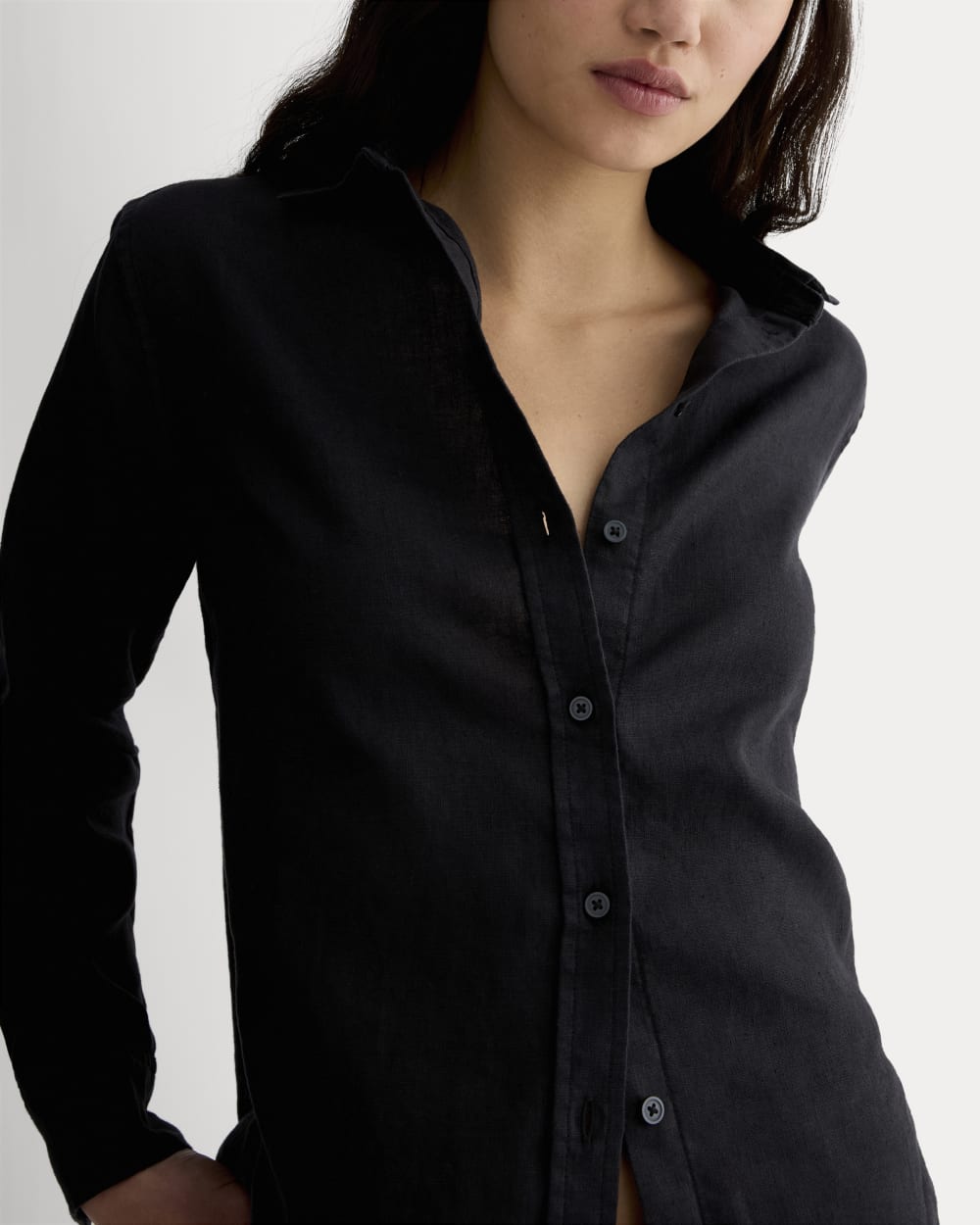 The Must-Have Shirt in Linen in Black — detail view