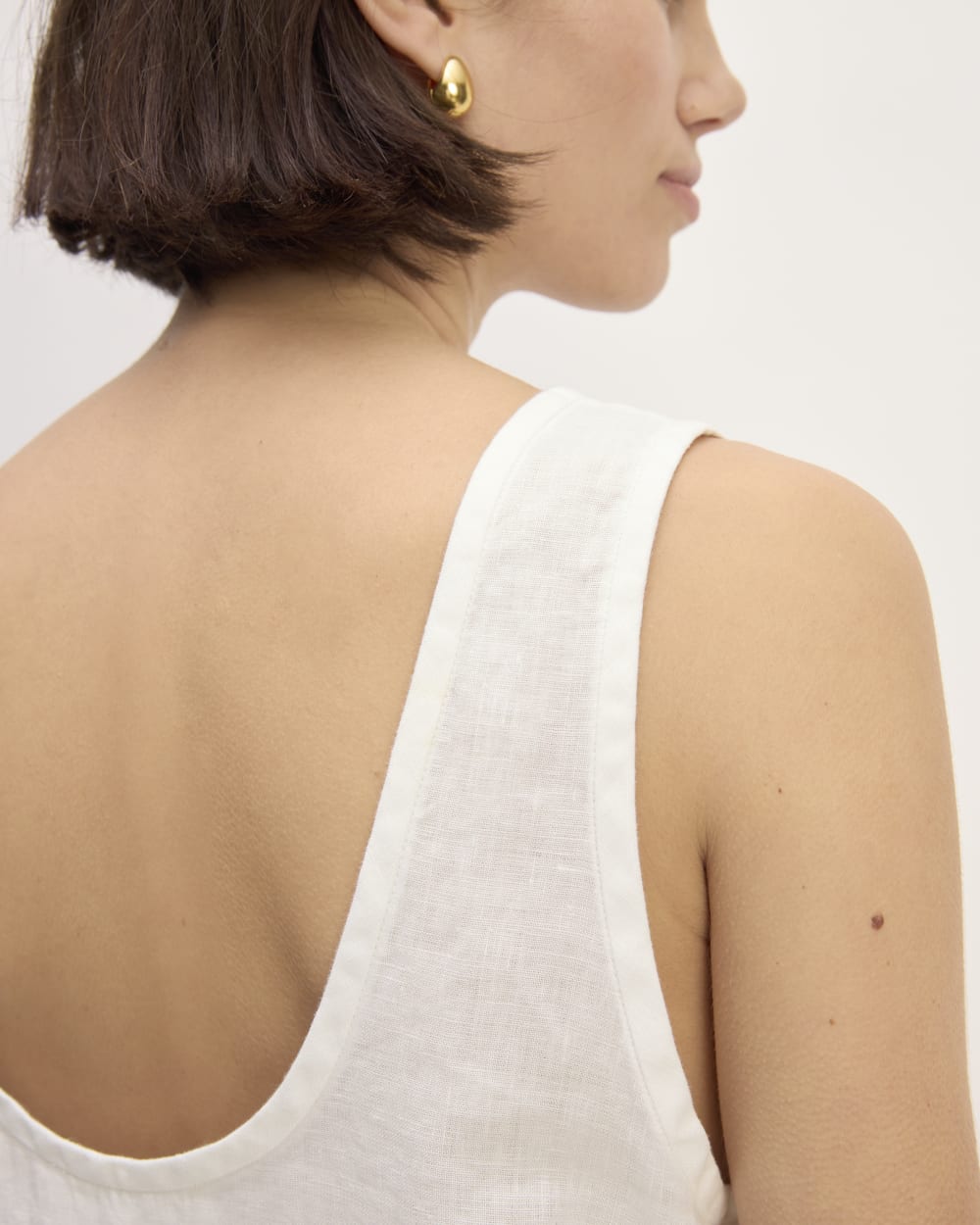 The Scoop Tank in Linen in White — detail view