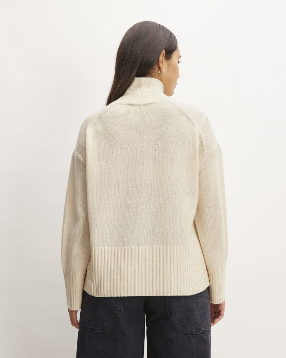 The Cashmere Oversized Turtleneck in Bone — detail view