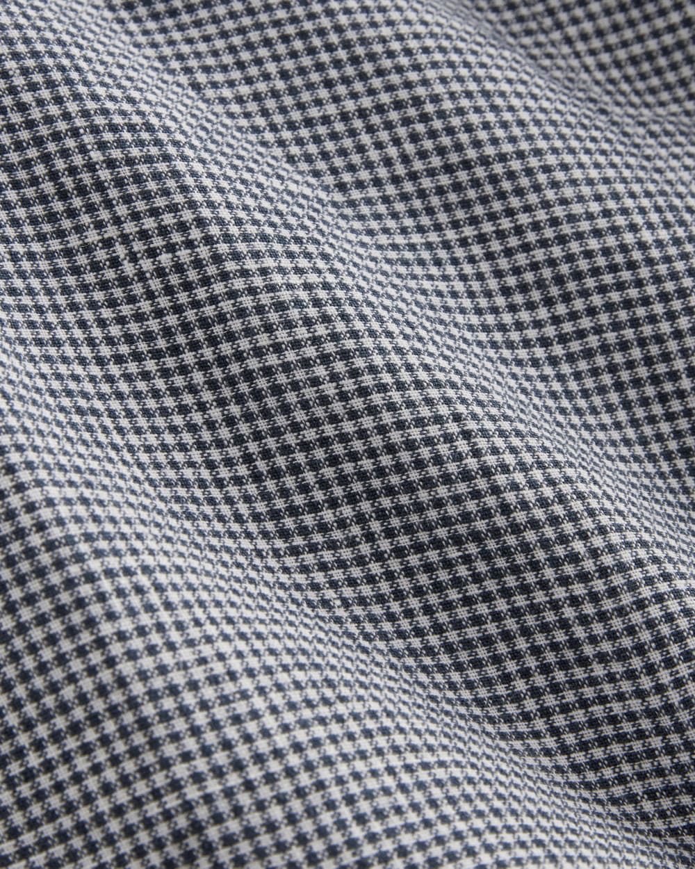 The Notch Shirt in Linen in Midnight Navy Gingham — detail view