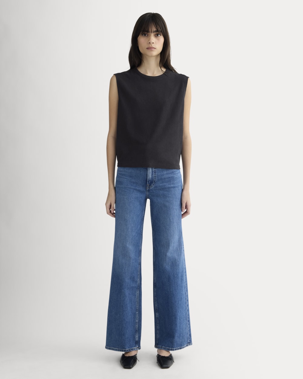 The Muscle Tee in Cotton Linen in Black — detail view