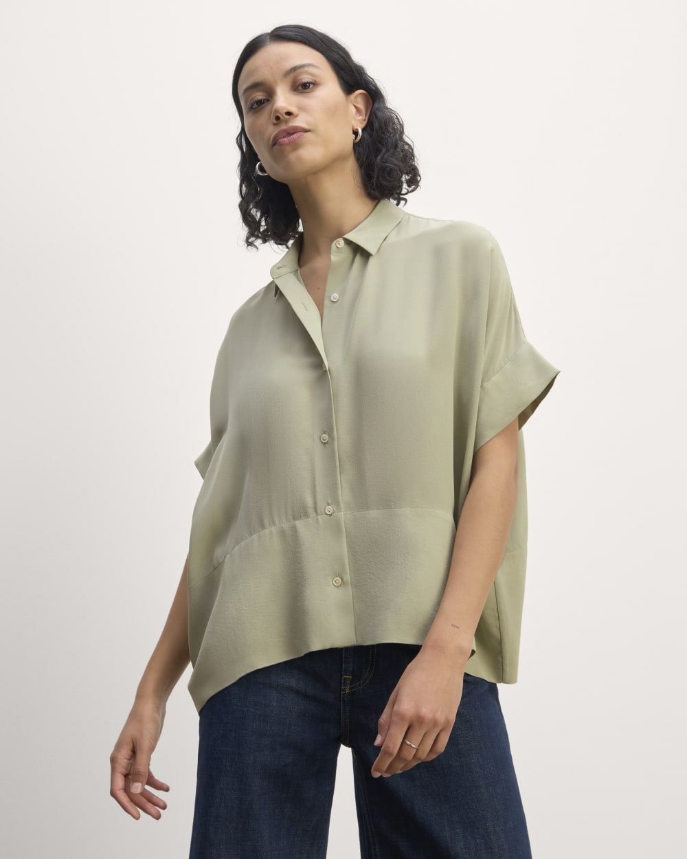 The Boxy Shirt in Washable Silk in Seagrass — front view