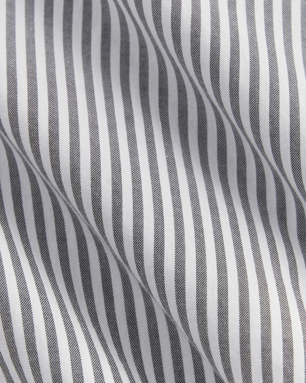 The Must-Have Shirt in Silky Cotton in Grey / White — detail view