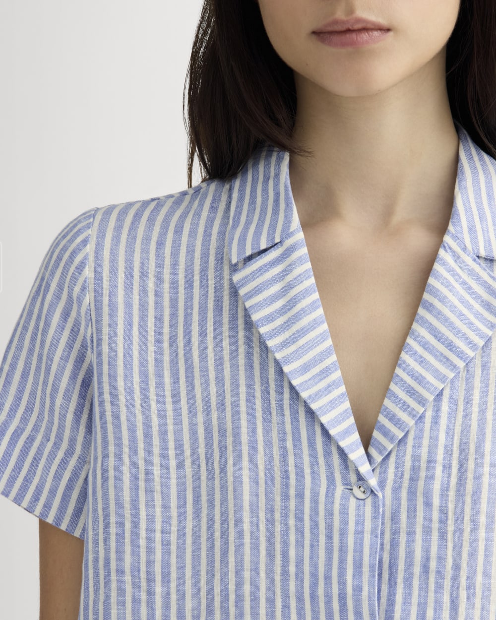 The Notch Shirt in Linen in Bluebell / Bone — detail view
