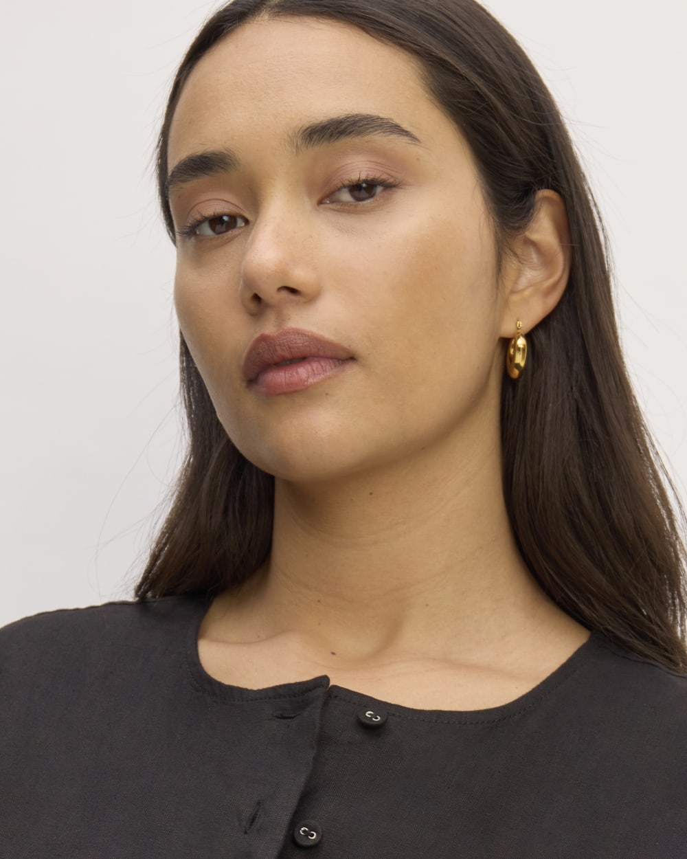 The Popover Shirt in Linen in Black — detail view