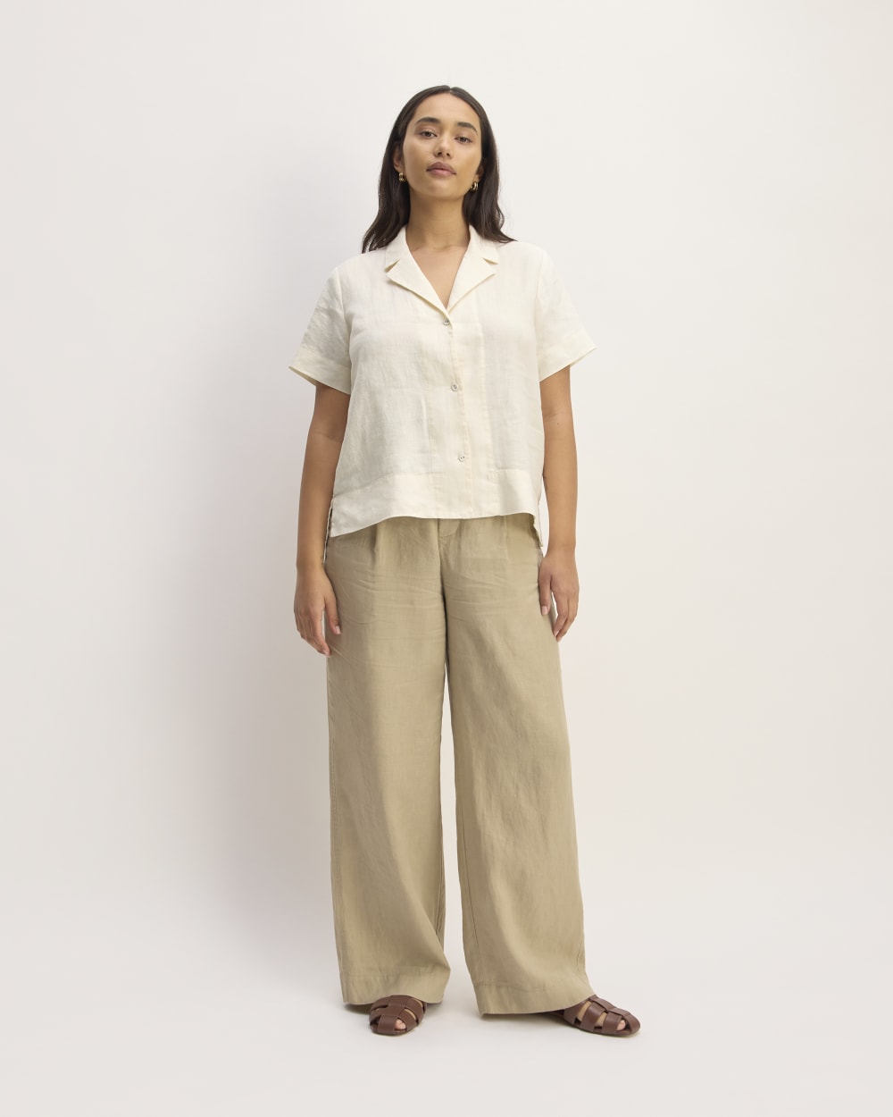 The Notch Shirt in Linen in Bone — detail view