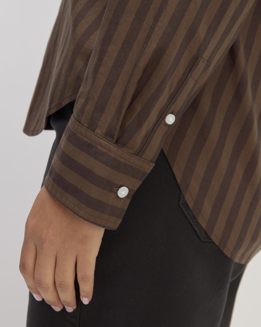 The Must-Have Shirt in Silky Cotton in Cocoa / Black — detail view