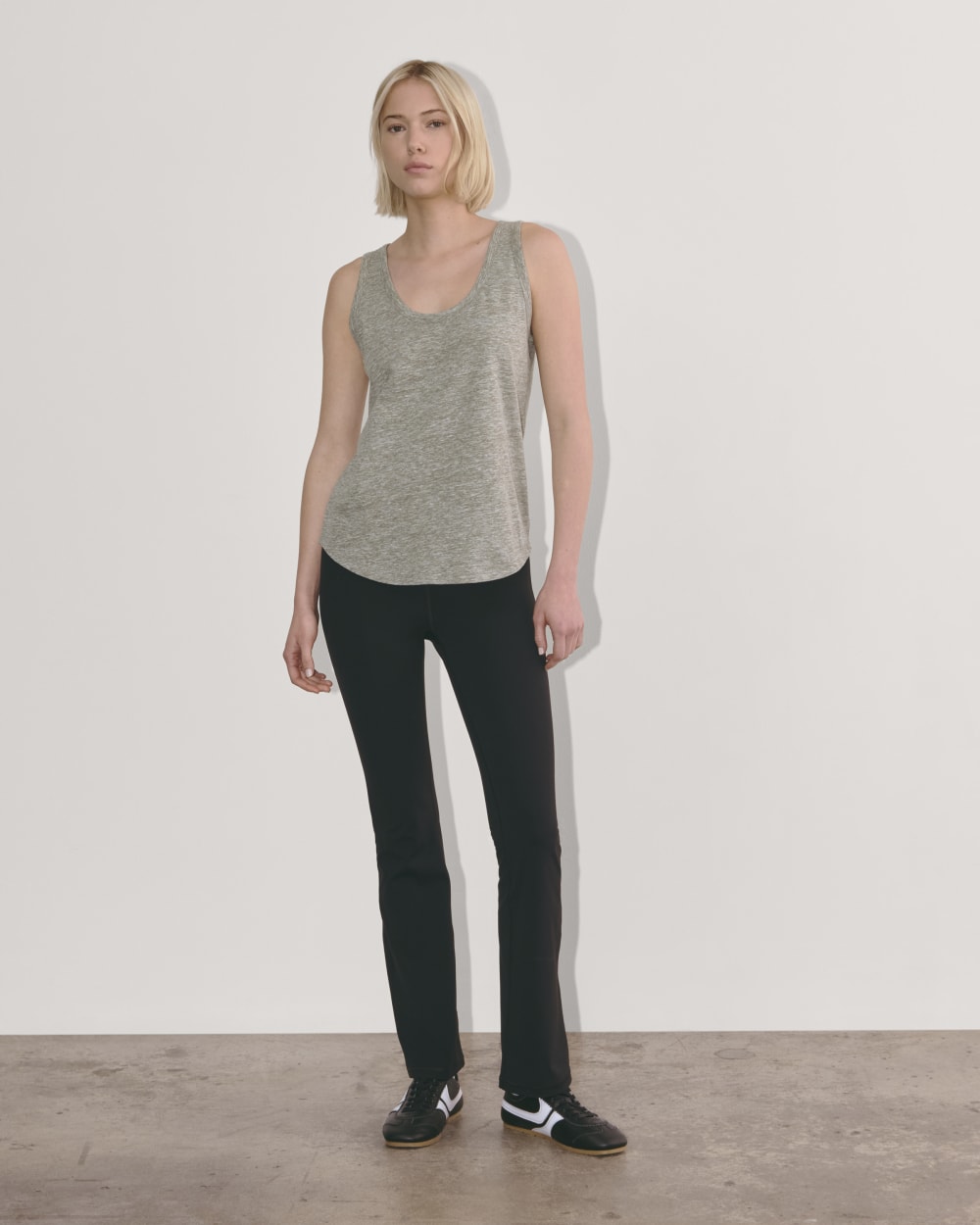 The Perform Tank in Heathered Grey / Olive — detail view
