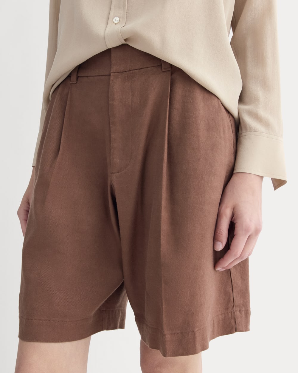 The Pleated Short in Stretch Linen in Cedarwood — detail view