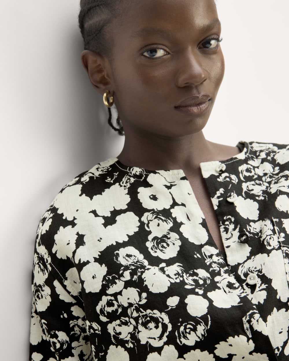 The Popover Shirt in Linen in Black / Bone Floral — detail view