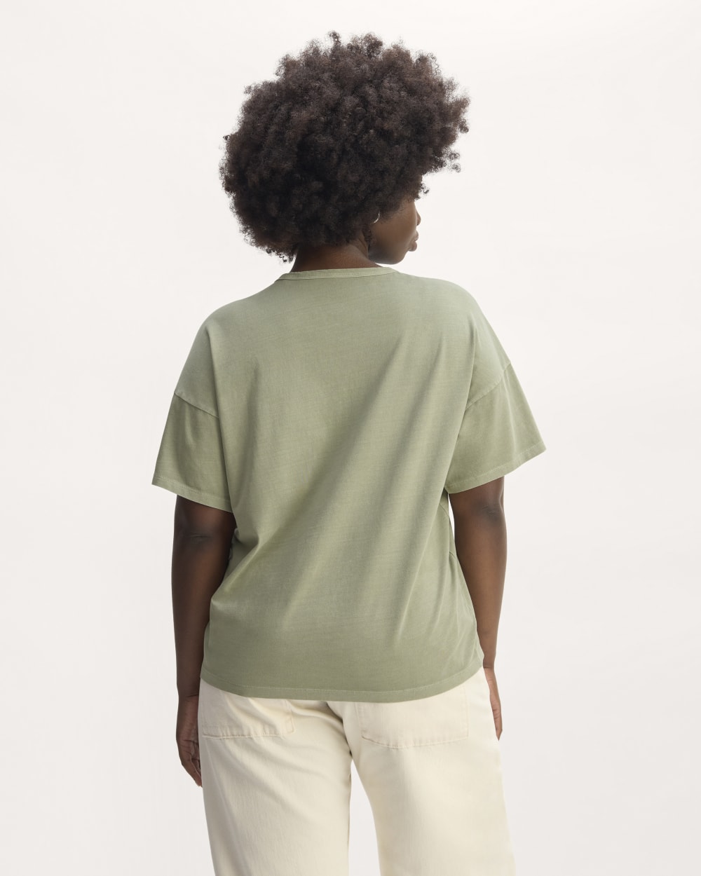 The Boyfriend Tee in Essential Cotton in Seagrass — detail view
