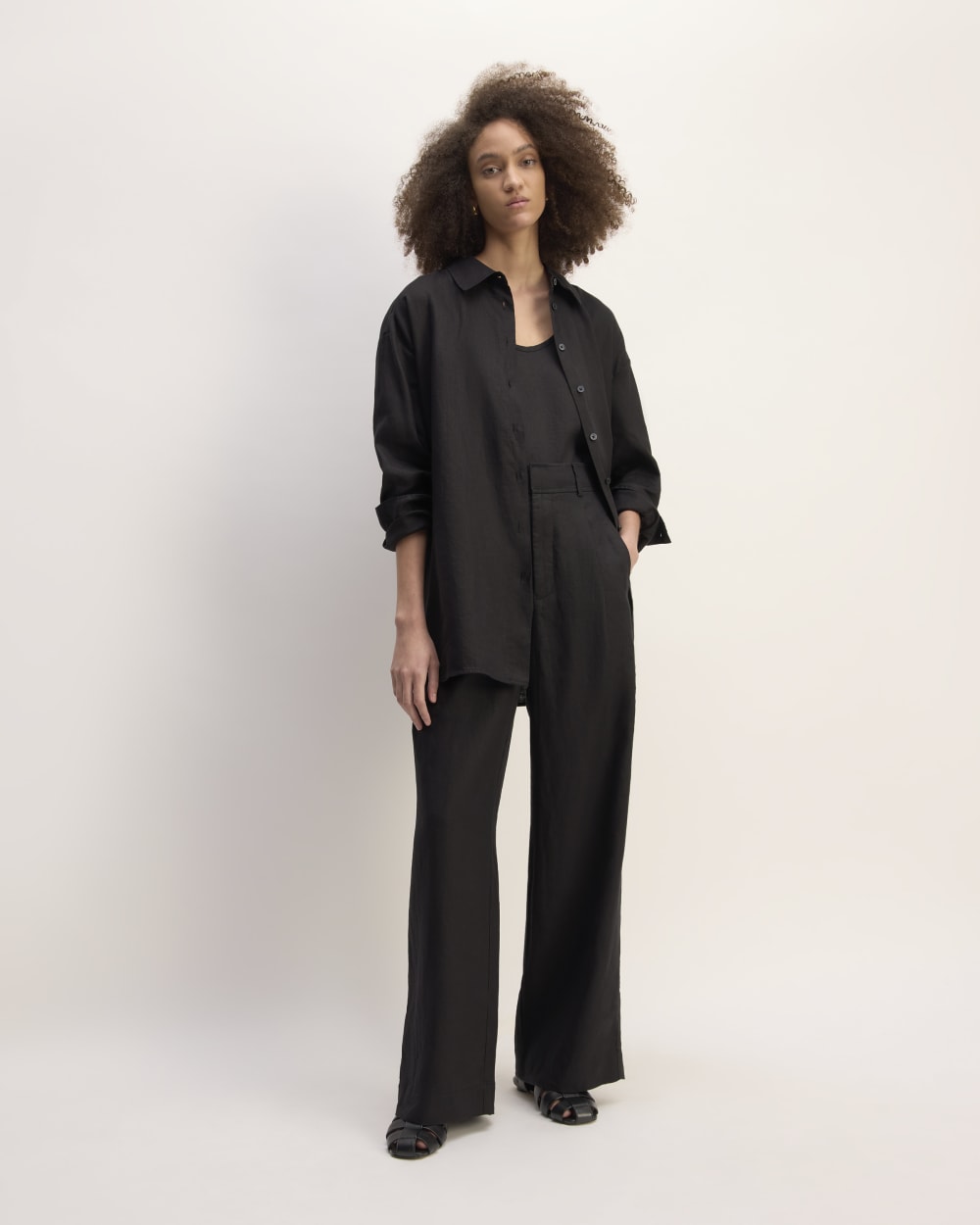 The Boyfriend Shirt in Linen in Black — detail view