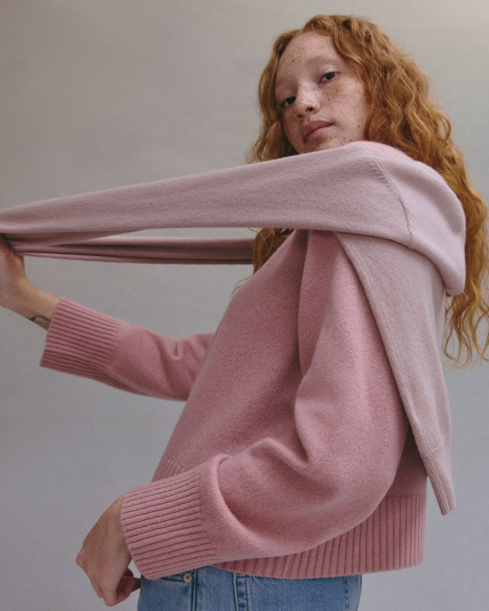 The Boxy Crew in Cashmere in Clay Pink — detail view