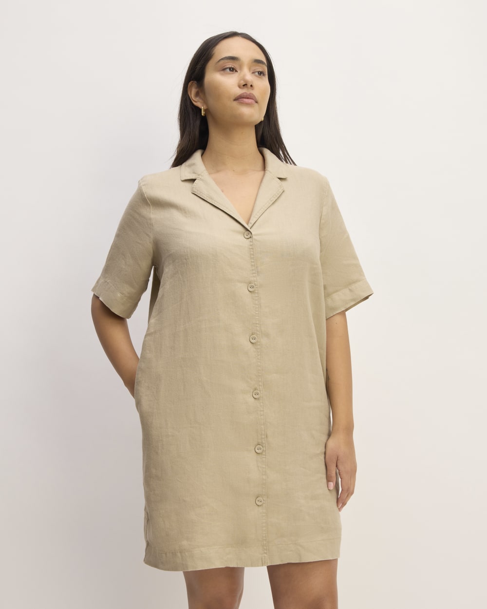 The Shirtdress in Linen in Trench Coat Khaki — detail view