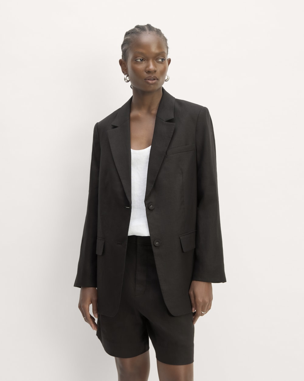 The Oversized Blazer in Linen in Black — front view