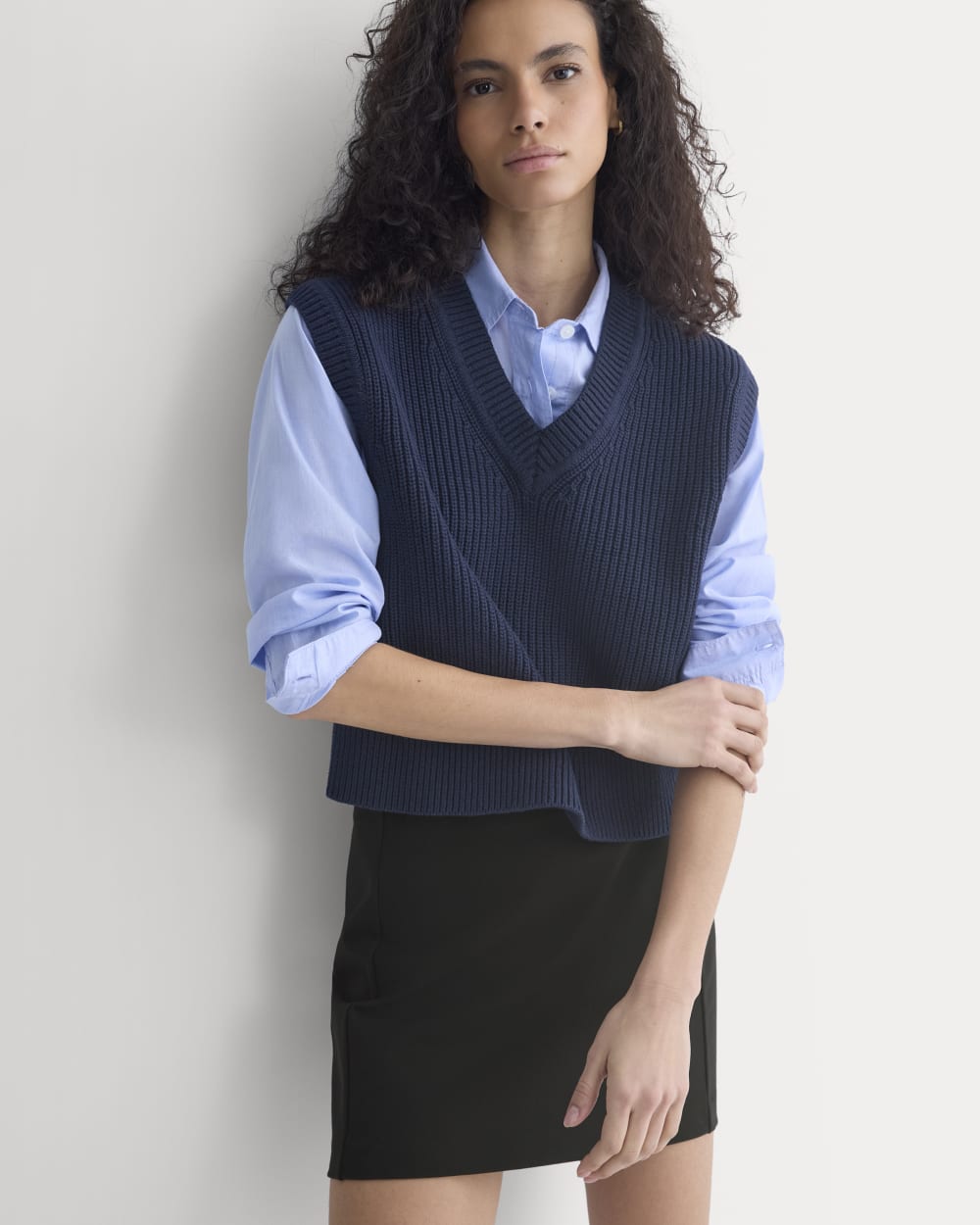 Ribbed V-Neck Vest in Everyday Cotton in Navy — detail view