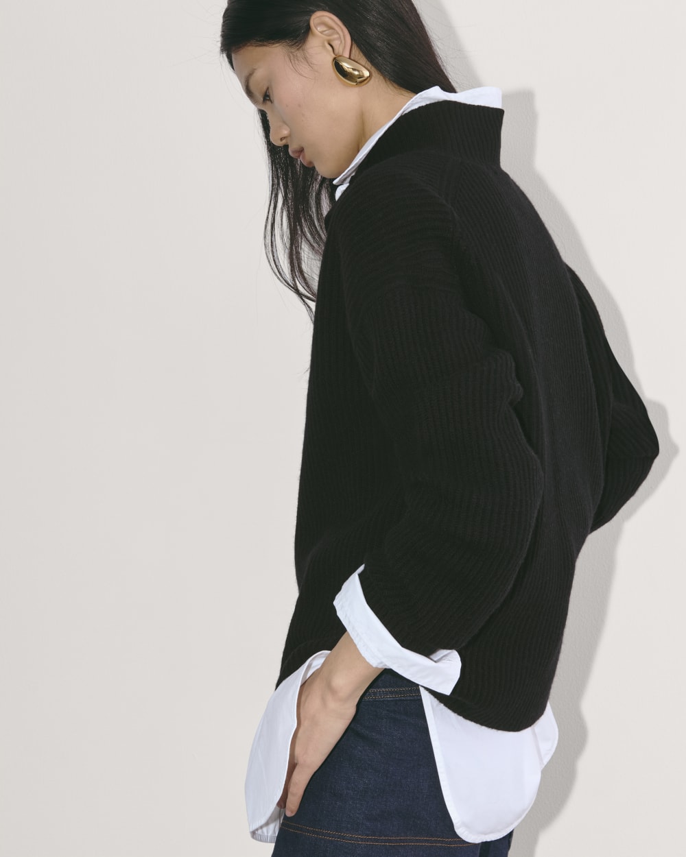 The Cocoon Henley in Wool Cashmere in Black — detail view