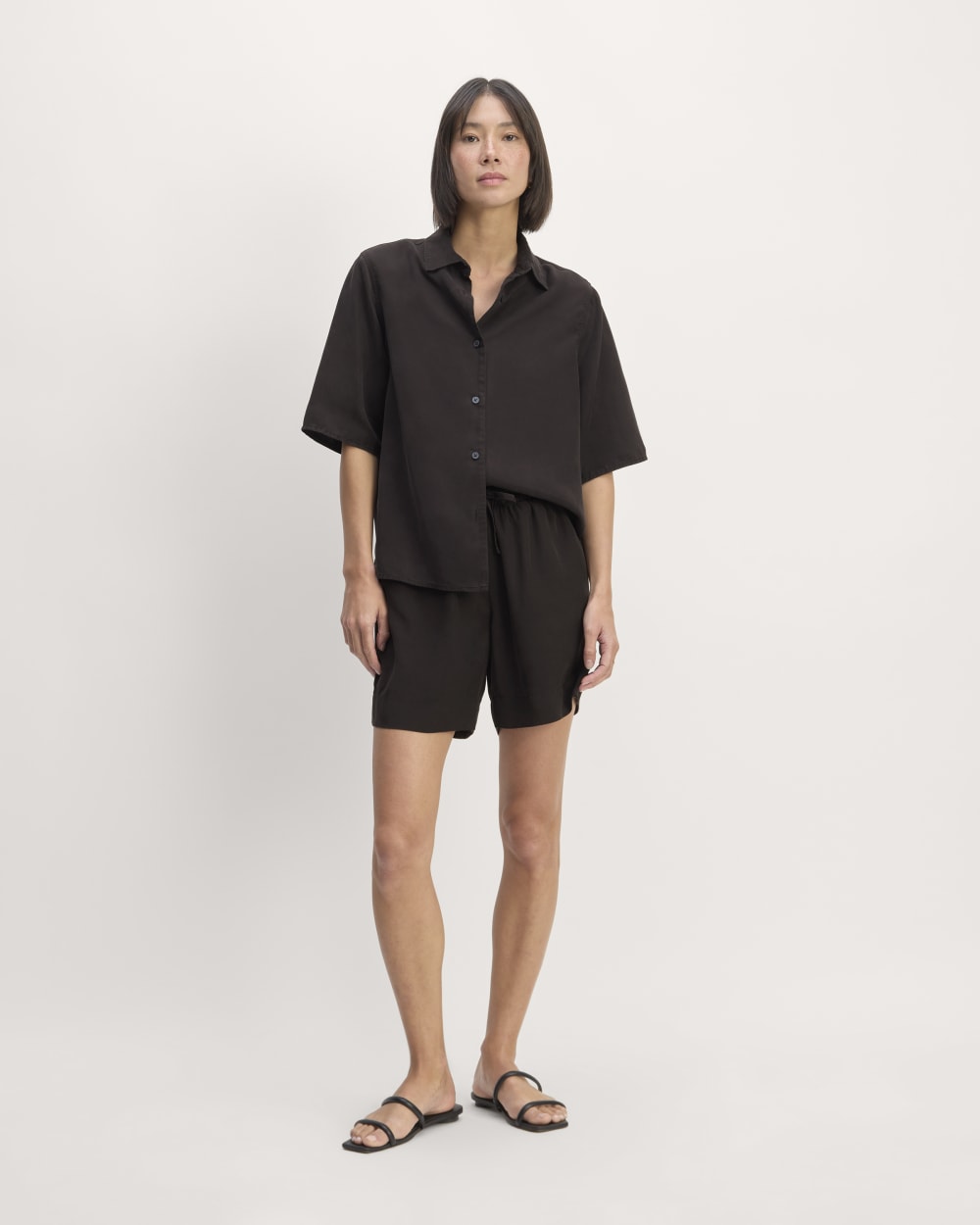The Short-Sleeve Shirt in Butterlite in Black — detail view