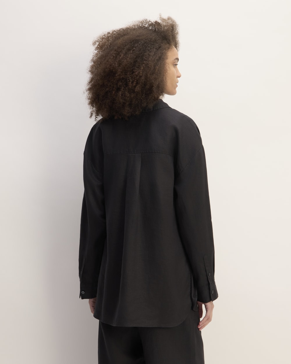 The Boyfriend Shirt in Linen in Black — detail view