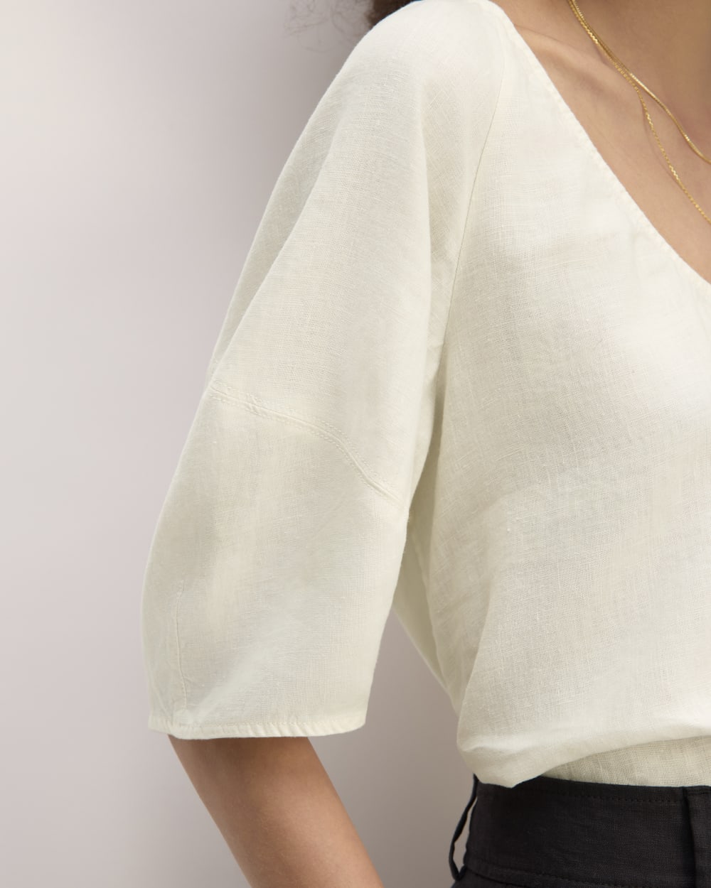 The Scoop Top in Linen in Bone — detail view