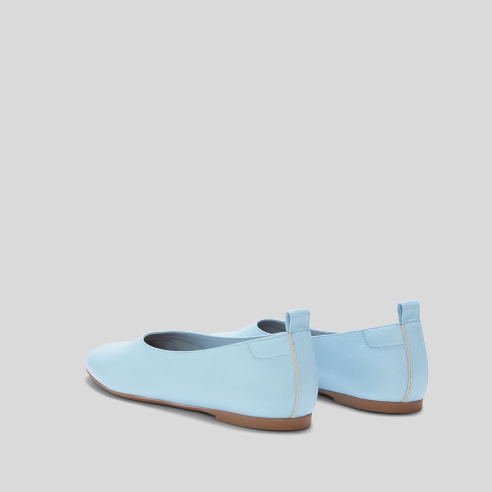 The Day Glove in Narrow Fit in Clear Sky Blue — detail view
