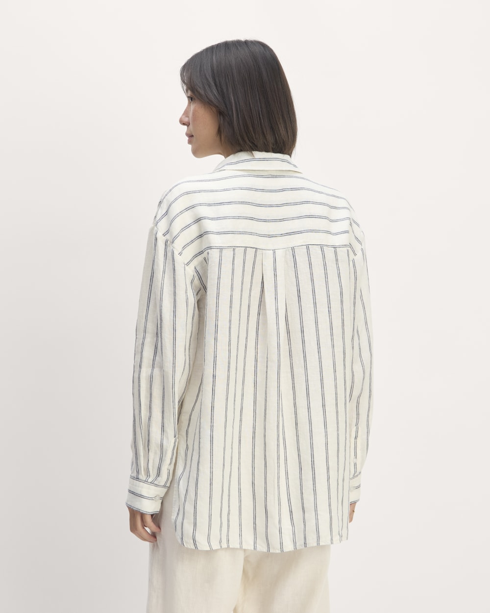 The Boyfriend Shirt in Linen in Bone/Navy — detail view