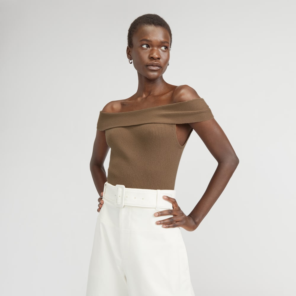 The Ribbed Cotton Off-The-Shoulder Top in Toasted Coconut — front view