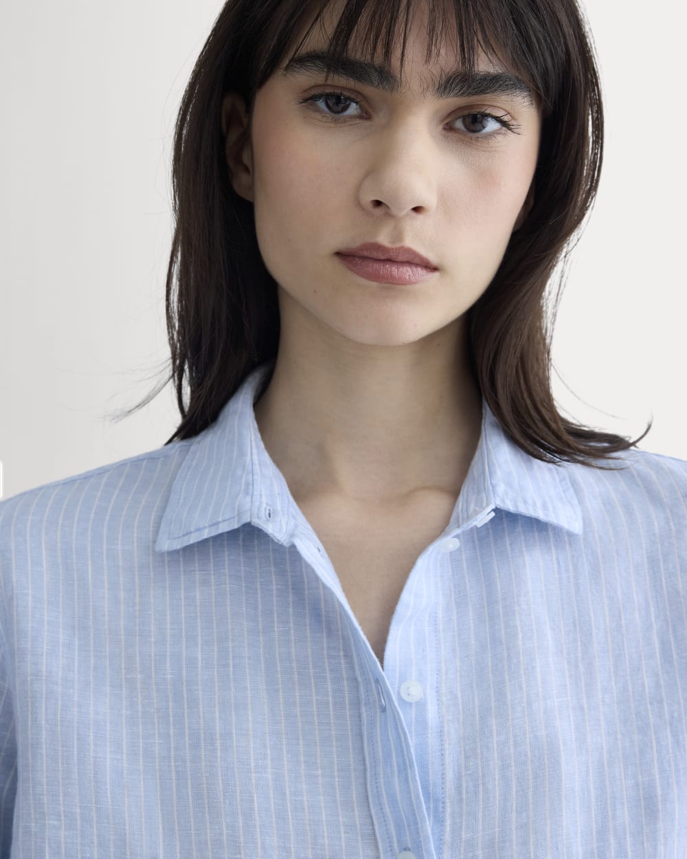 The Must-Have Shirt in Linen in Sky Blue / White — detail view