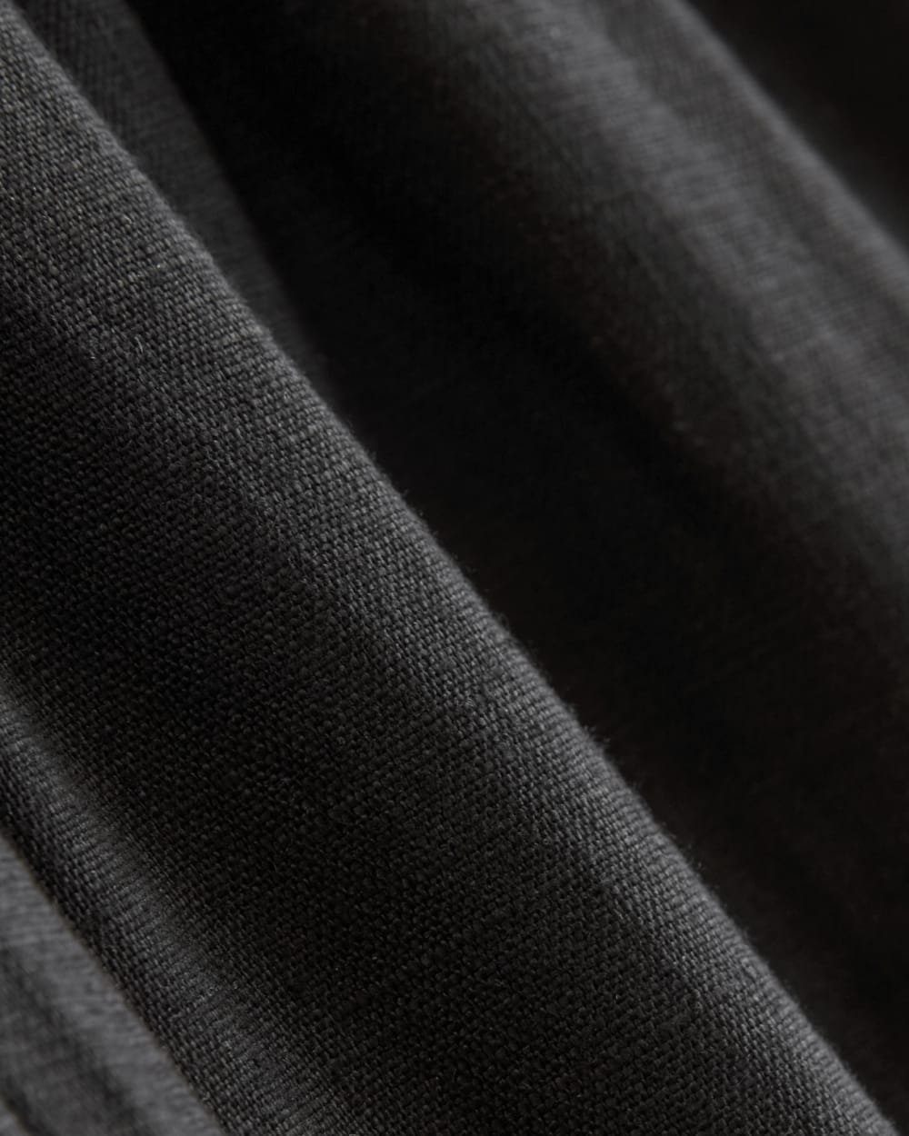 The Linen Easy Pant in Black — detail view