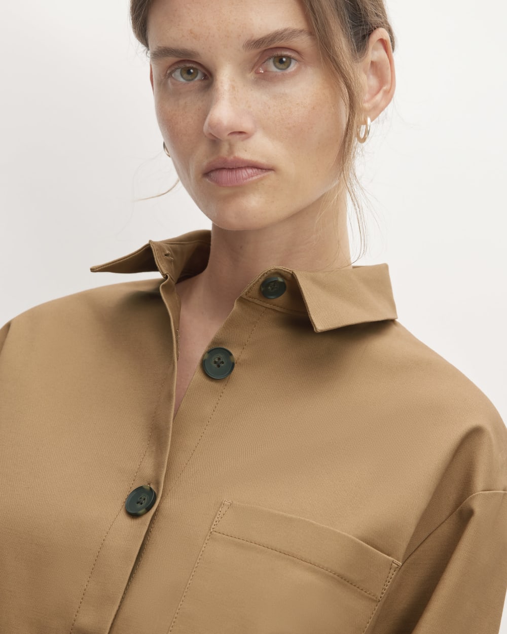 The Structured Cotton Cropped Shirt in Toasted Coconut — detail view