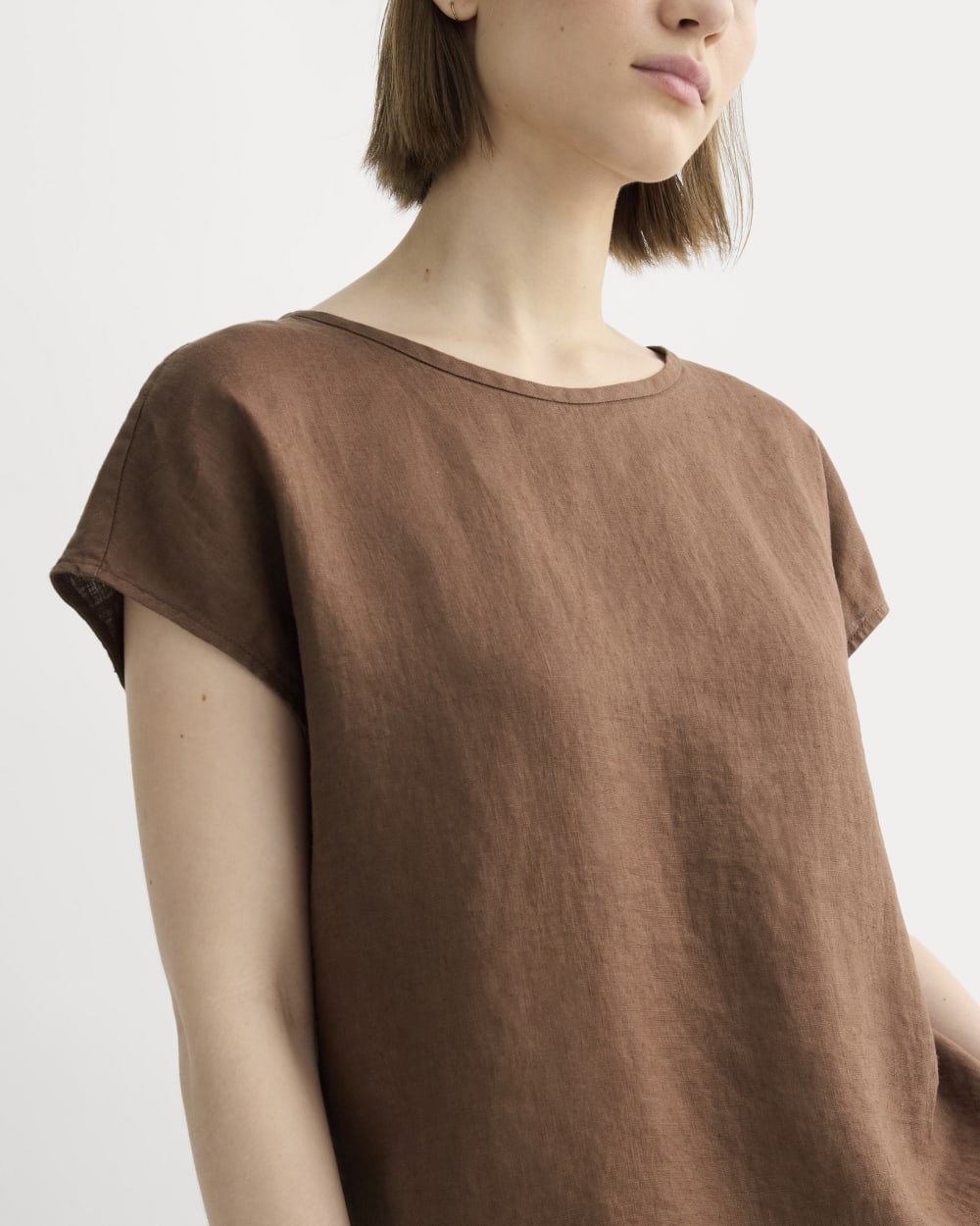 The Muscle Top in Linen in Cedarwood — detail view