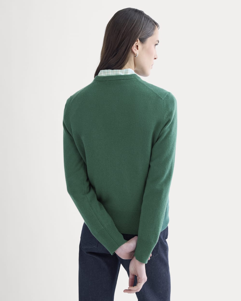 Cashmere Slim Crew Sweater in Hunter Green — detail view
