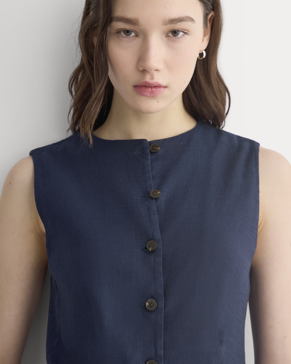 Long Vest in Stretch Linen in Navy — detail view